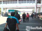 suasana-ruang-keberangkatan-di-terminal-purabaya-saat-mudik-lebaran-2019.jpg