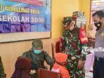 suasana-saat-imunasi-ke-sejumlah-anak-sekolah-di-sdn-lembung-desa-lembung-galis-pamekasan.jpg
