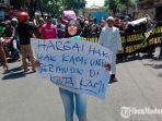 suasana-saat-ratusan-pegiat-seni-dan-musisi-pamekasan-mengguruduk-kantor-dprd-pamekasan-madura.jpg