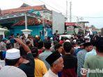 suasana-saat-ribuan-masyarakat-palengaan-pamekasan-geruduk-kantor-camat.jpg