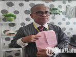 sudiman-sidabukke-mendampingi-kliennya-tersangka-kasus-jasmas-di-kejari-tanjung-perak-surabaya.jpg