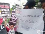 susana-kapolres-sampang-akbp-didit-bambang-wibowo-saat-menemui-demontran-di-depan-mapolres-sampang.jpg