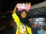 tasya-saat-membantu-ibunya-berjualan-telur-puyuh-di-eks-pjk-pamekasan.jpg