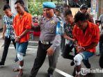 tersangka-hendro-ribut-setiawan-27-sempoyongan-saat-berjalan-karena-kakinya-ditembak-tiga-kali.jpg