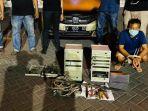 tersangka-jongkok-bersama-barang-bukti-di-mapolrestabes-surabaya.jpg