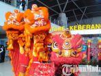 tim-barongsai-liong-por-surya-naga-surabaya-saat-beratraksi-di-bandara-juanda-surabaya-522019.jpg