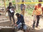 tim-bpcb-jatim-saat-melakukan-identifikasi-benda-objek-cagar-budaya-di-kediri.jpg