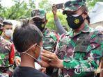 tim-dari-korem-084bhaskara-jaya-memakaikan-masker-kepada-bocah-di-pasar-pamekasan.jpg