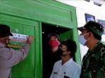 tim-lapangan-dan-tim-gabungan-tni-polri-menempelkan-stiker-pkh-dan-sembako-di-rumah-kpm.jpg