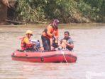 tim-sar-mencari-korban-jatuh-di-sungai.jpg
