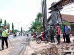 tim-taa-polda-jawa-timur-saat-menggotong-alat-3d-scanner-di-lokasi-kejadian-kecelakaan-maut.jpg