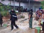 tim-trc-bpbd-pamekasan-saat-melakukan-evakuasi-tanah-yang-longsor.jpg