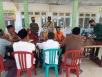 tni-polri-saat-mengamankan-proses-pencairan-bst-di-balai-desa-larangan-dalam.jpg