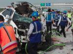 toyota-fortuner-ringsek-usai-menabrak-truk-di-tol-madiun-surabaya.jpg