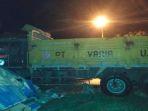 truk-tronton-pt-varia-usaha-menabrak-pagar-rumah-warga-di-tuban.jpg