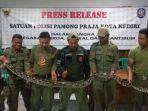 ular-piton-sepanjang-tiga-meter-diamankan-di-kantor-satpol-pp-kota-kediri.jpg