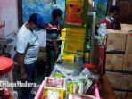 unit-sabhara-polsek-pesantren-menggrebek-toko-jamu-yang-menjual-miras-kediri.jpg