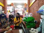 vaksinasi-covid-19-terhadap-pedagang-pasar-tradisional-di-kota-mojokerto.jpg