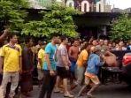 video-seorang-pria-mengenakan-sarung-dihajar-massa-di-bangkalan.jpg