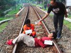 wahyudi-peragakan-adegan-saat-meletakkan-tubuh-sekarat-di-atas-rel-kereta-api-di-tulungagung.jpg