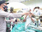 wakapolres-pamekasan-kompol-moh-asrori-khadafi-saat-membagikan-masker-ke-tukang-becak.jpg