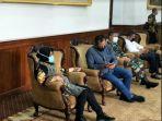 wali-kota-surabaya-tri-rismaharini-sudah-tiba-di-grahadi.jpg