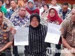 wali-kota-surabaya-tri-rismaharini-tunjukkan-dua-surat-permohonan-maaf-dari-penghinanya-di-facebook.jpg