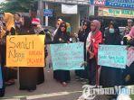 wanita-serbu-polres-jombang-tuntut-putra-kiai-terkenal-jombang-yang-mencabuli-santriwati-ditahan.jpg