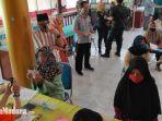 warga-arjowinangun-kecamatan-kedungkandang-kota-malang-saat-mengambil-bantuan-sosial-tunai.jpg