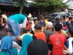 warga-berebut-ayam-potong-yang-dibagikan-peternak.jpg