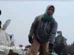 warga-berlomba-dapat-sesaji-di-kawah-gunung-bromo.jpg