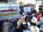 warga-desa-banjar-talela-saat-berada-di-depan-kantor-pemkab-sampang.jpg