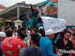 warga-desa-palengaan-laok-demo.jpg