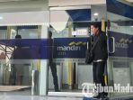 warga-gresik-mendatangi-gerai-atm-bank-mandiri-di-gresik-setelah-viralnya-saldo-nol-rupiah.jpg