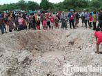 warga-kota-bangkalan-memadati-lubang-setelah-terdengar-bunyi-ledakan-di-arena-pacuan-kuda.jpg