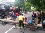warga-mengevakuasi-becak.jpg