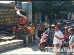 warga-ngawi-unjuk-rasa-protes-tukar-guling-tanah-kas-desa-tkd-yang-tidak-kunjung-selesai.jpg