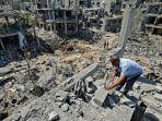 warga-palestina-melihat-kerusakan-akibat-serangan-udara-israel-di-beit-hanun-di-jalur-gaza-utara.jpg