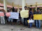 warga-pulau-masalembu-sumenep-madura-demo-kantor-panwascam.jpg