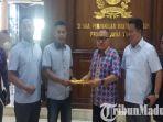 warga-pulau-masalembu-sumenep-madura-ketika-mengadu-ke-dprd-jatim.jpg