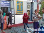 warga-saat-membesuk-warga-binaan-di-rutan-kelas-iib-sampang-di-bulan-ramadan.jpg