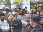 warga-yang-melayangkan-protes-dan-tuntutan-kepada-puskesmas-jrangoan-sampang.jpg