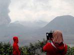 wisatawan-menyaksikan-erupsi-gunung-bromo.jpg
