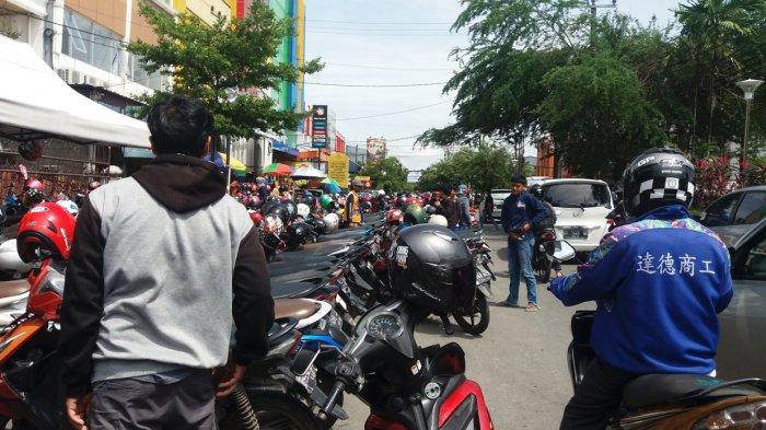 Jl Pengayoman Makassar, Hari-hari Macet! Salah Satu Penyebab Parkir Toko Bintang Meluber ke Jalan