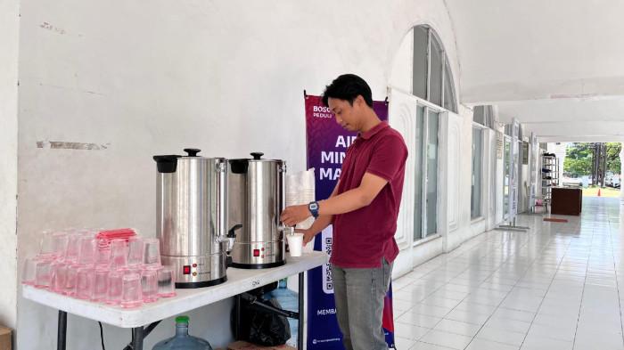 AIR MINUM MASJID - Jamaah Masjid Agung 45 Makassar menikmati kopi dan teh yang disiapkan tim Bosowa Peduli sembari menunggu waktu Shalat Jumat, Jumat, 3 Oktober 2025. Melalui program Air Minum Masjid ini, Bosowa Peduli berharap dapat menumbuhkan semangat kebersamaan, memperkuat ikatan sosial, sekaligus menghadirkan rasa nyaman bagi jamaah.