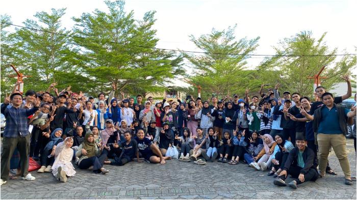 OUTING CLASS- Siswa Sekolah Menengah Atas Negeri 2 (SMADA) Makassar dilatih mengidentifikasi flora dan fauna ekosistem Mangrove dan menanam bakau saat outing class di Untia, Kelurahan Untia, Kecamatan Biringkanaya, Makassar, Sabtu (4/10/2025). Kegiatan ini untuk pemantapan mata pelajaran geografi.