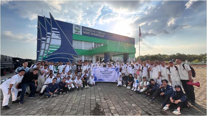 SISwa SMADA - Puluhan siswa SMAN 2 Makassar (SMADA) berkunjung ke stasiun Kemaritiman BMKG Untia, Kelurahan Untia, Kecamatan Biringkanaya, Makassar, jumat (3/10/2025). Outing class ini pemantapan mata pelajaran geografi.