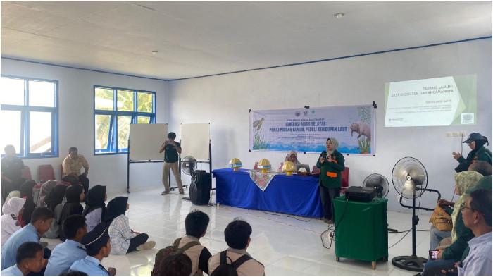 EKOSISTEN PADANG LAMUN -Team Leader SESREG (Seagrass Restoration and Ecosystem Services Research Group) Prof Dr Ir Rohani Ambo Rappe MSi menyampaikan pemaparan dalam edukasi peningkatan kepedulian generasi muda terhadap ekosistem padang lamun di SMKN 3 Selayar, 24 September 2025. Kegiatan yang bekerja sama Global Green Growth Institute (GGGI) ini bagian dari Project Piloting Methodology of Inventory and Researching Emission Factor in Eastern Indonesia Region for Blue Carbon Ecosystems.