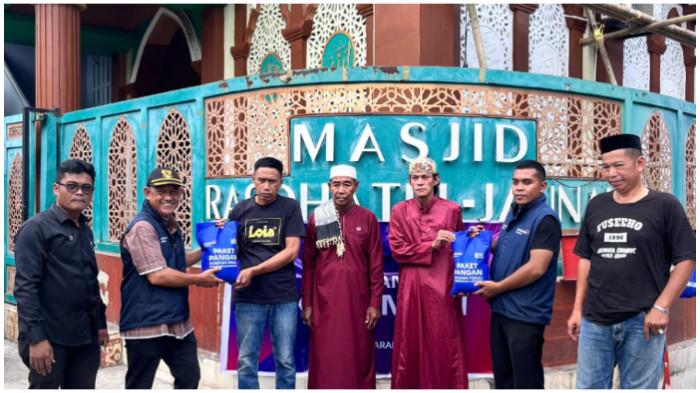 PENJAGA SYIAR - Pengelola masjid menerima bantuan Paket Pangan Penjaga Syiar Islam dari Bosowa Peduli dan Barakah Niaga Semen (BNS) di Makassar, Senin, 6 Oktober 2025. Program Paket Pangan Panjaga Syiar Islam wujud perhatian terhadap imam dan marbot masjid yang selama ini menjadi garda terdepan dalam menjaga dan memakmurkan masjid sebagai tempat yang menjadi pusat kegiatan spiritual dan sosial umat.