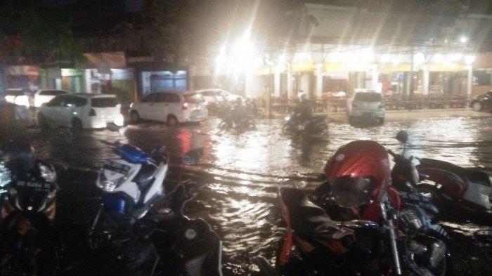 Diguyur Hujan Deras, Jl Topaz Raya Makassar, Digenangi Air! Arus Lalulintas Melambat